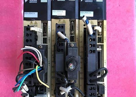 YASKAWA SGDV-2R8A01A002000 Servo Drives Industry  SERVOPACK 230VAC 3 PHASE