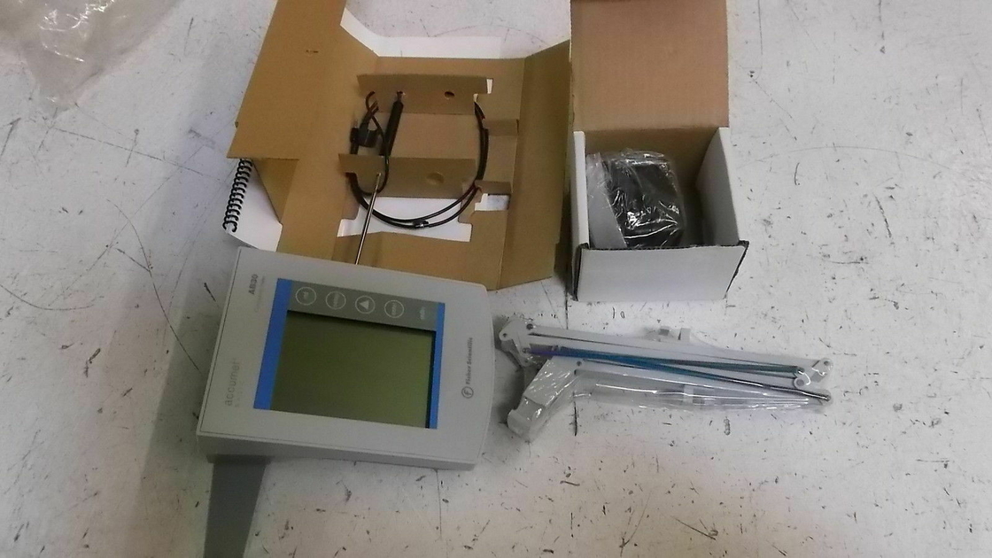 Fisher 13-636-AB30 Conductivity Transmitter Meter  4 Cell 115 VAC 60 HZ LCD Display