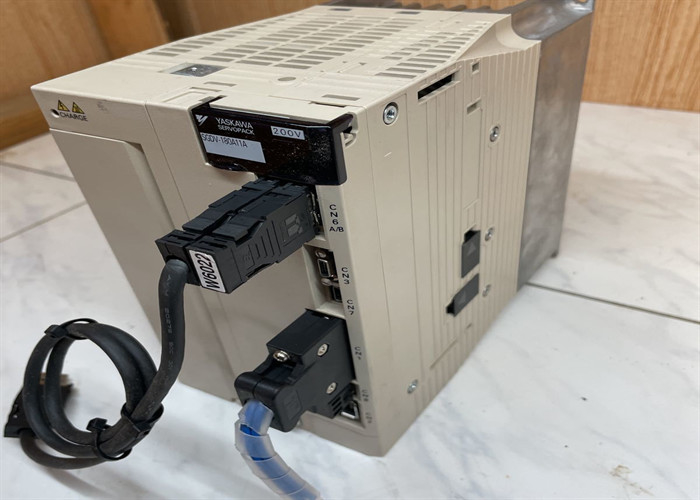 Yaskawa SGDV-180A15A Sigma 5 AC Servo Amplifier 200V 2000W Three Phase