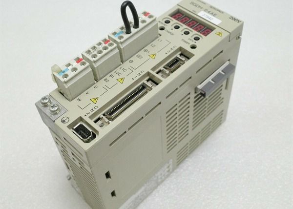YASKAWA SGDH-04AE Industrial Servo Drive 200-230 VAC 50 / 60 Hz 30 Watts 55 Kw