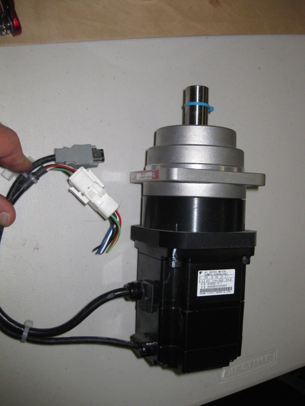 SGMPH-02BAAJ36C Yaskawa Motors AC Servo SGMPH Sigma II 200W 100V 24VDC Brake